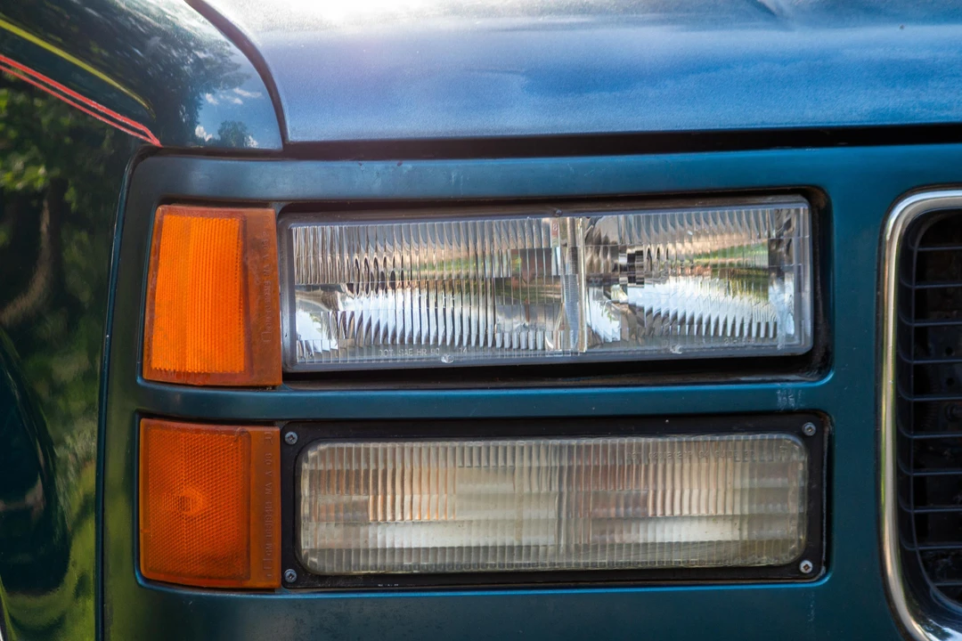 1994 GMC Suburban 8th Gen - Image 12 of 31