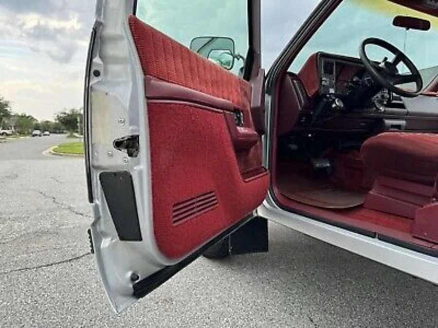 1994 GMC Suburban 8th Gen - Image 18 of 31