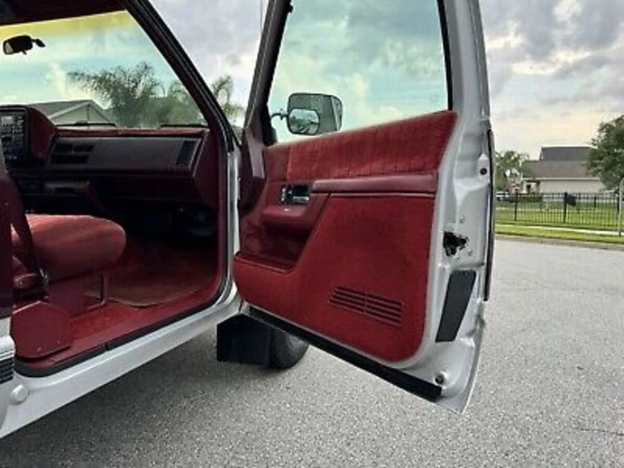 1994 GMC Suburban 8th Gen - Image 21 of 31