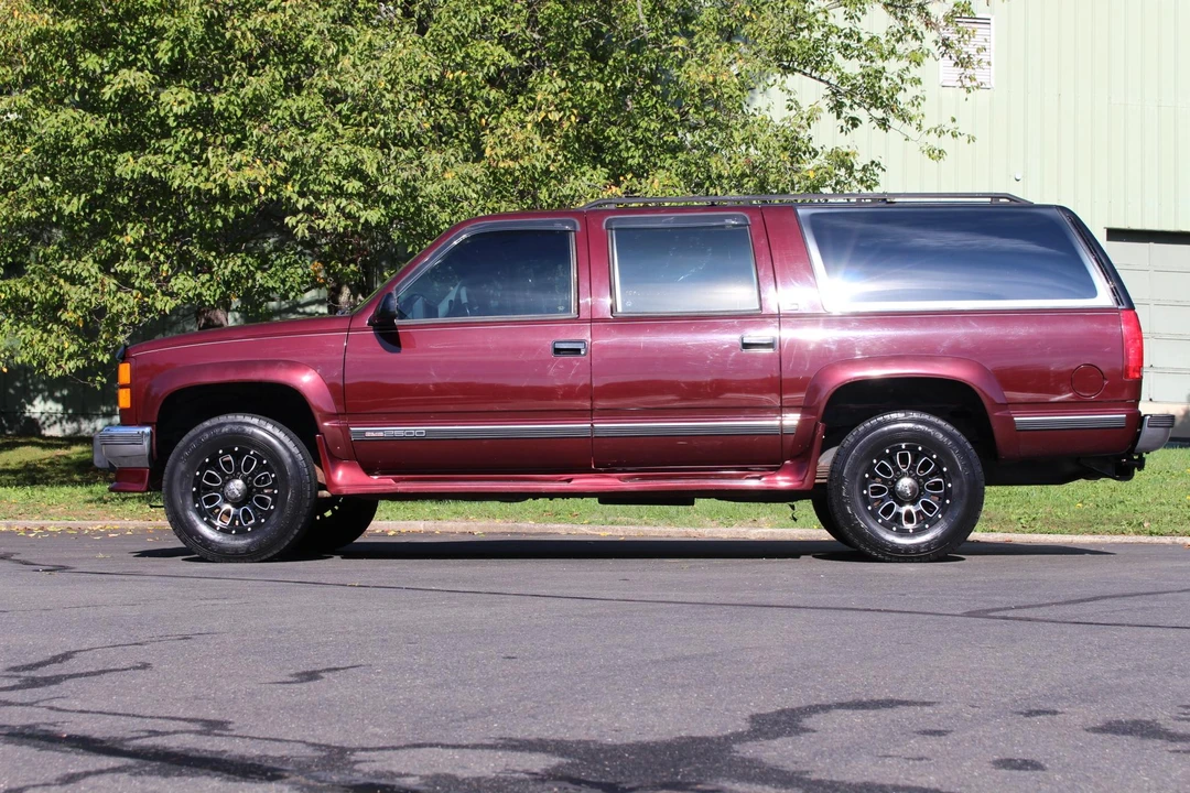 1994 GMC Suburban 8th Gen - Image 2 of 31