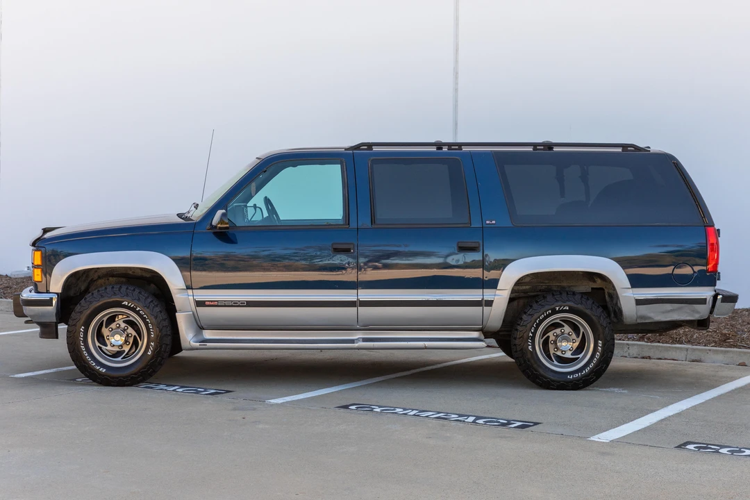 1994 GMC Suburban 8th Gen - Image 3 of 31