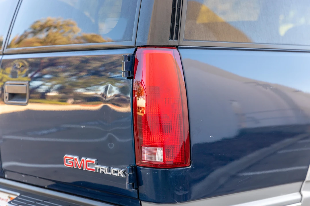 1994 GMC Suburban 8th Gen - Image 16 of 31
