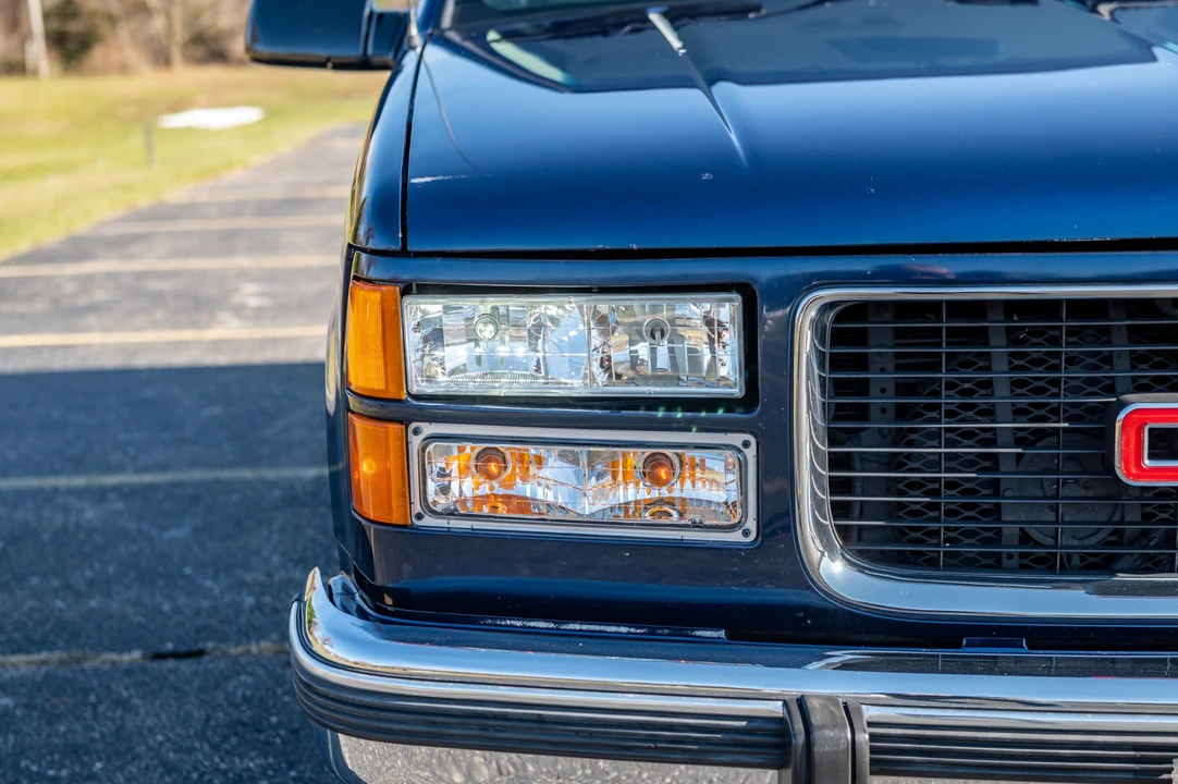 1994 GMC Suburban 8th Gen - Image 30 of 31
