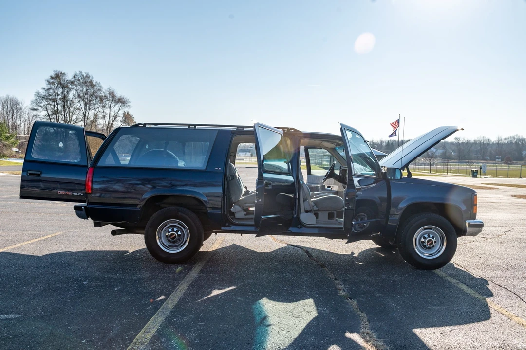 1994 GMC Suburban 8th Gen - Image 19 of 31