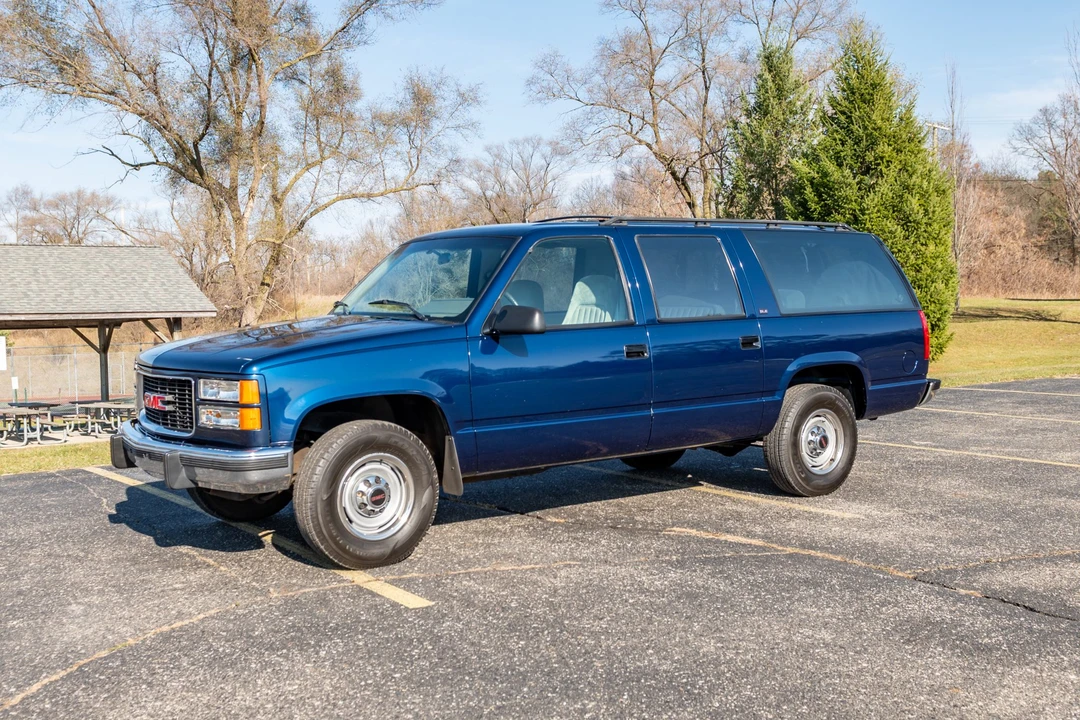 1994 GMC Suburban 8th Gen - Image 2 of 31