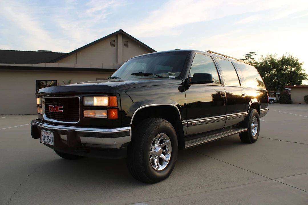 1994 GMC Suburban 8th Gen - Image 2 of 31