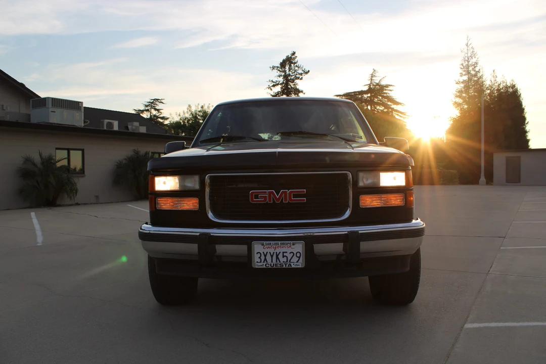 1994 GMC Suburban 8th Gen - Image 3 of 31