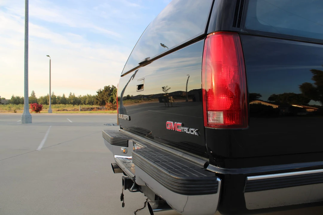 1994 GMC Suburban 8th Gen - Image 28 of 31