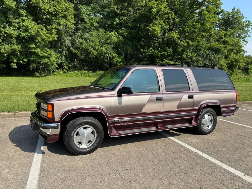 1994 GMC Suburban 8th Gen - Image 2 of 31