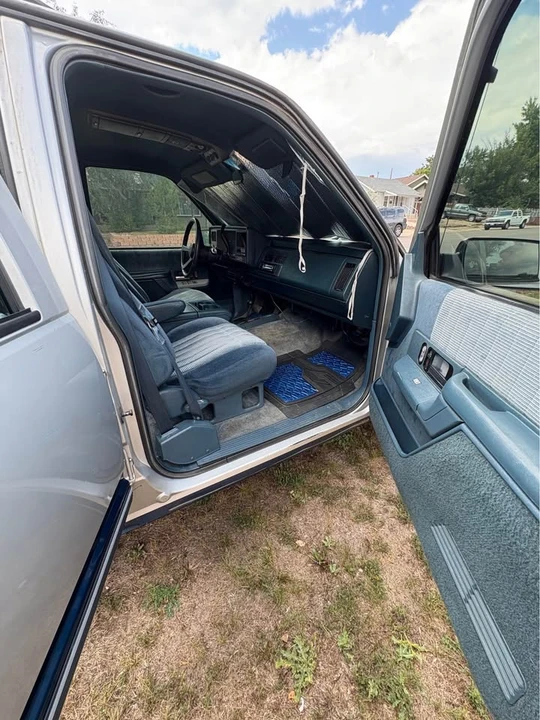 1994 GMC Suburban 7th Gen - Image 8 of 10