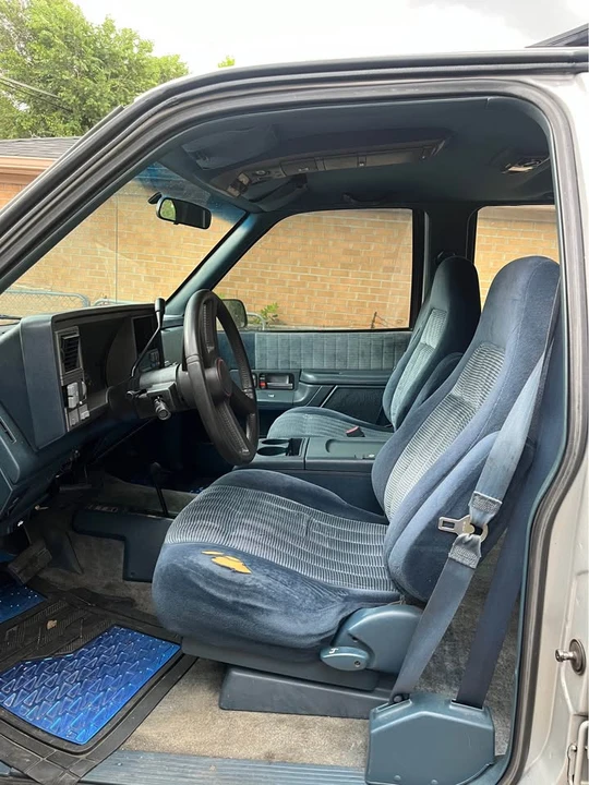 1994 GMC Suburban 7th Gen - Image 5 of 10
