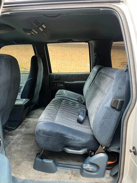 1994 GMC Suburban 7th Gen - Image 6 of 10