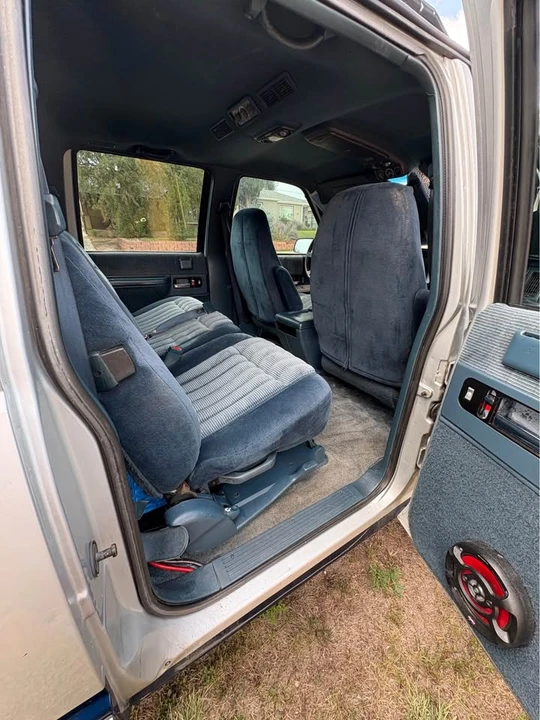 1994 GMC Suburban 7th Gen - Image 9 of 10