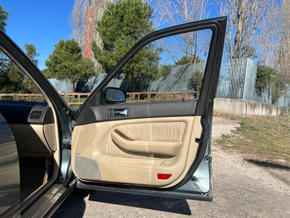 1994 Acura Legend 2nd Gen - Image 24 of 30
