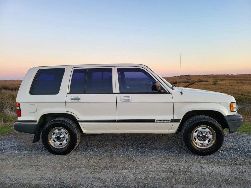 1994 Isuzu Trooper - Image 10 of 31