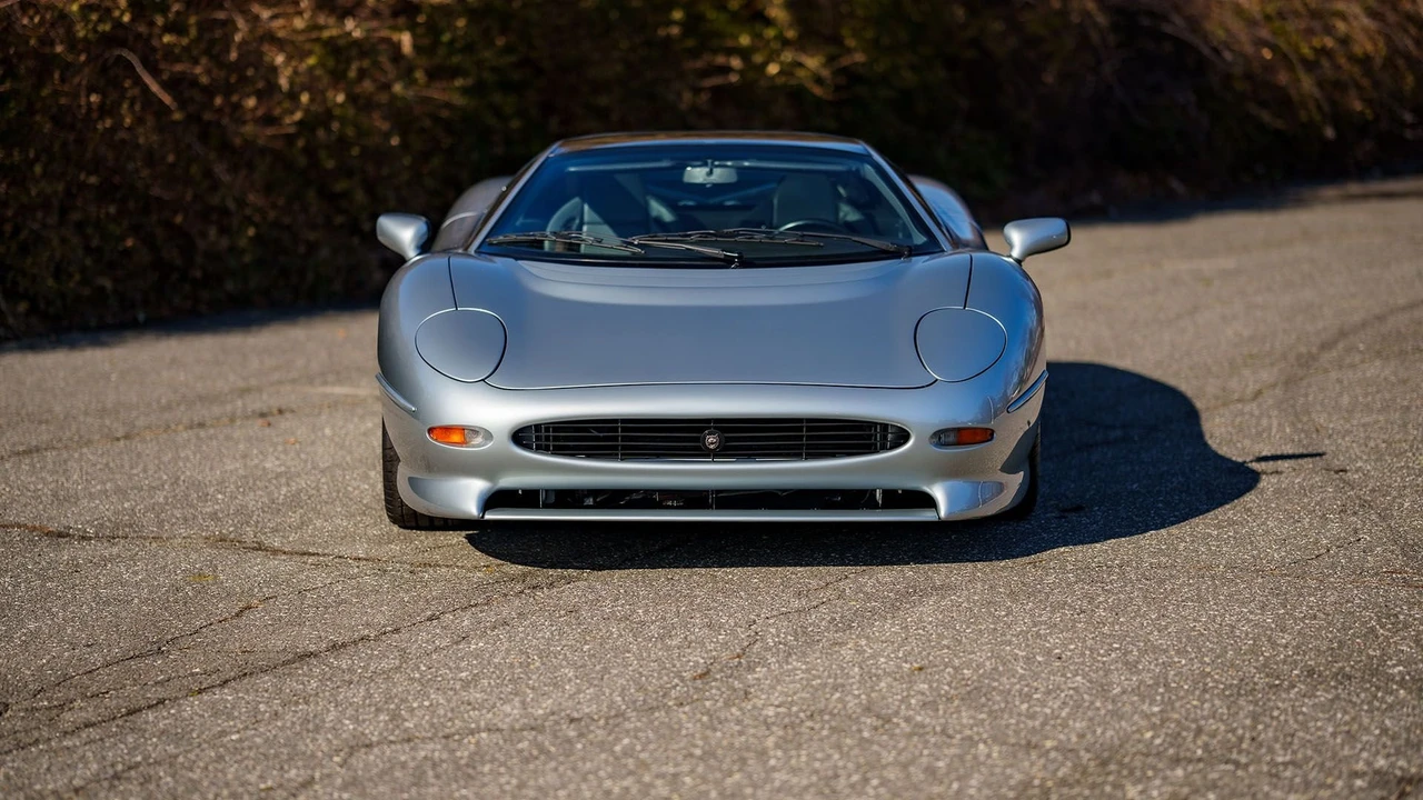 1994 Jaguar XJ220 - Image 13 of 31