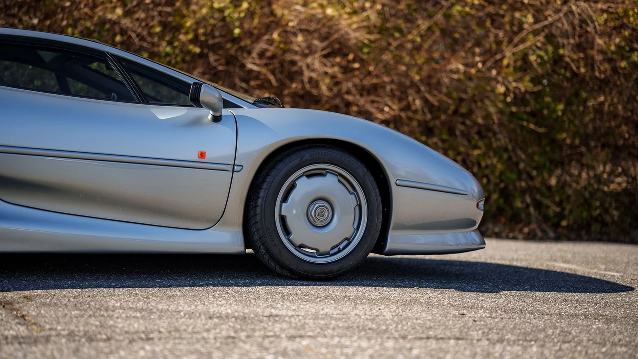 1994 Jaguar XJ220 - Image 29 of 31