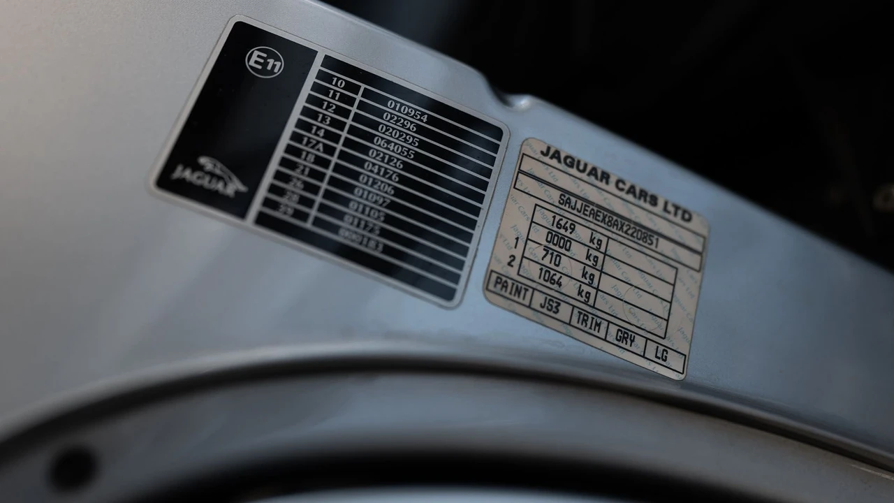 1994 Jaguar XJ220 - Image 30 of 31