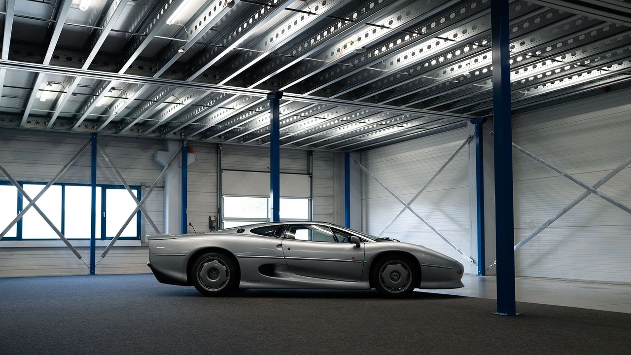 1994 Jaguar XJ220 - Image 10 of 31
