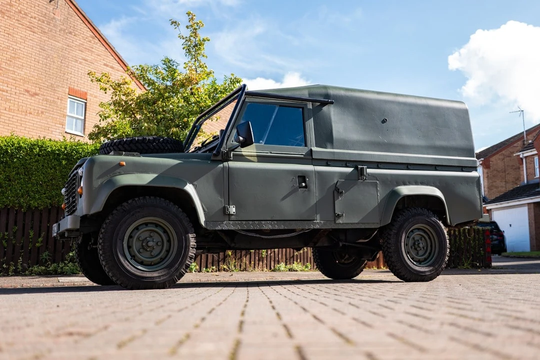 1994 Land Rover Defender 110 - Image 17 of 30
