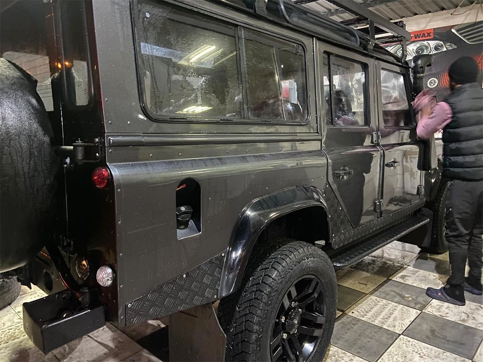 1994 Land Rover Defender 110 - Image 6 of 31