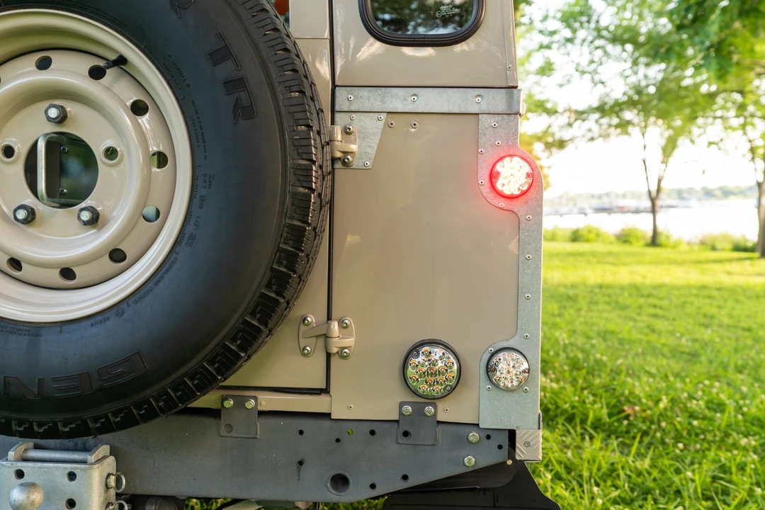 1994 Land Rover Defender 110 - Image 17 of 31