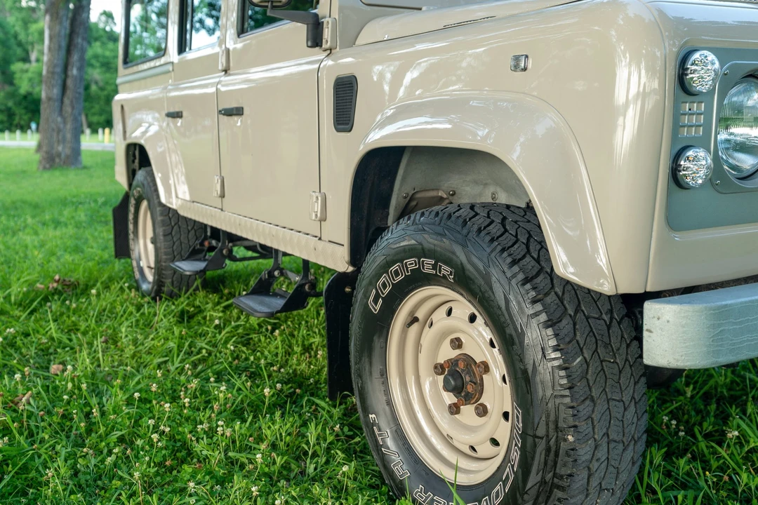1994 Land Rover Defender 110 - Image 17 of 31