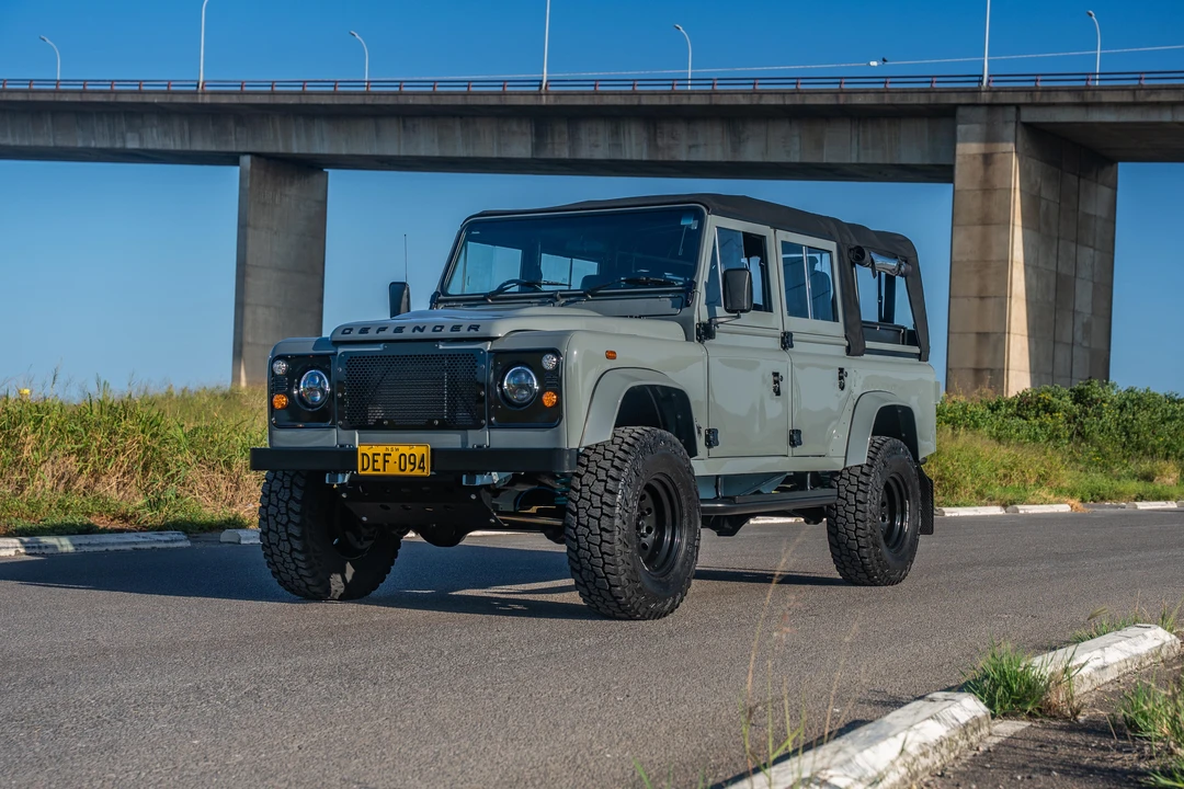 1994 Land Rover Defender 110 - Image 9 of 31