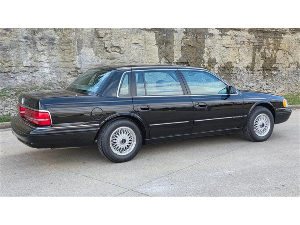 1994 Lincoln Continental 8th Gen - Image 9 of 31