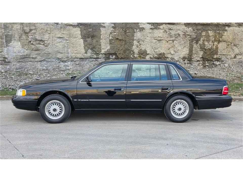 1994 Lincoln Continental 8th Gen - Image 2 of 31
