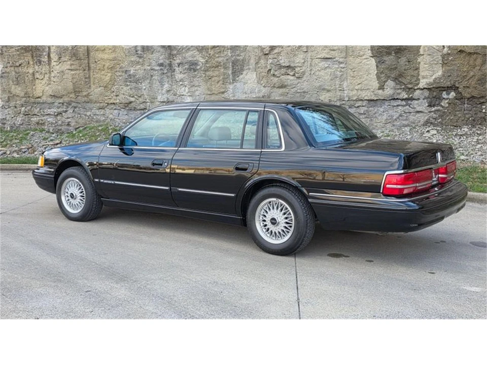 1994 Lincoln Continental 8th Gen - Image 3 of 31