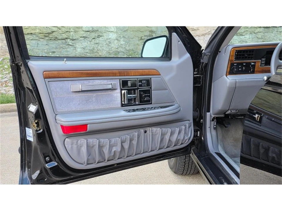 1994 Lincoln Continental 8th Gen - Image 28 of 31