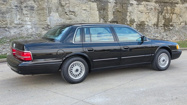 1994 Lincoln Continental 8th Gen - Image 9 of 31