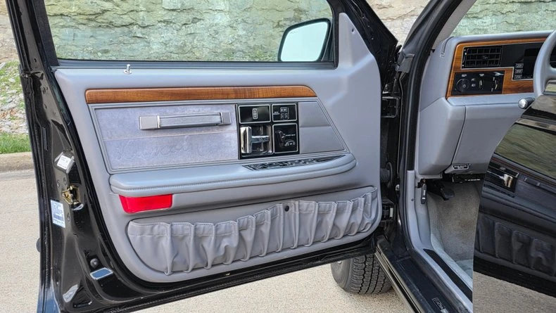 1994 Lincoln Continental 8th Gen - Image 28 of 31