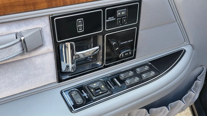 1994 Lincoln Continental 8th Gen - Image 29 of 31