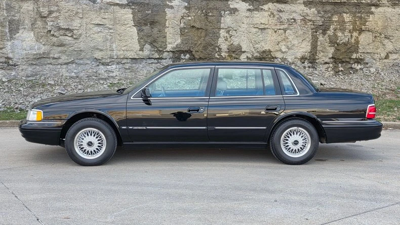 1994 Lincoln Continental 8th Gen - Image 2 of 31