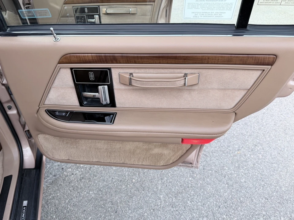 1994 Lincoln Continental 8th Gen - Image 13 of 31