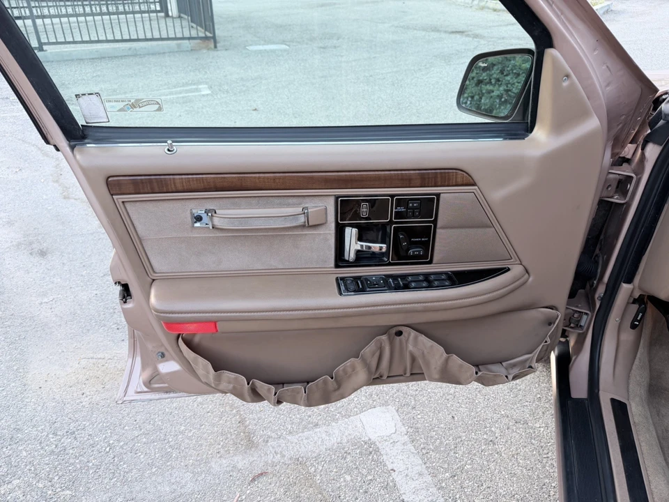 1994 Lincoln Continental 8th Gen - Image 28 of 31