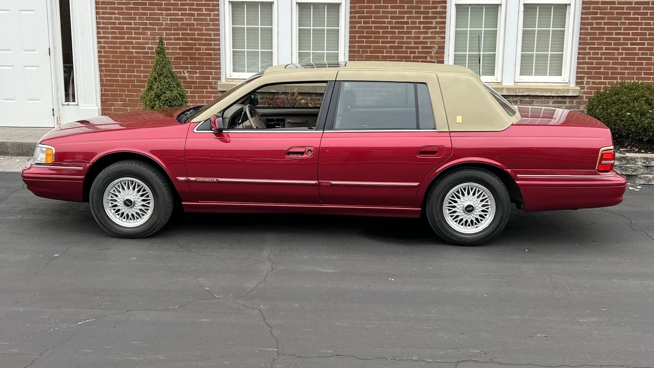 1994 Lincoln Continental 8th Gen - Image 2 of 9