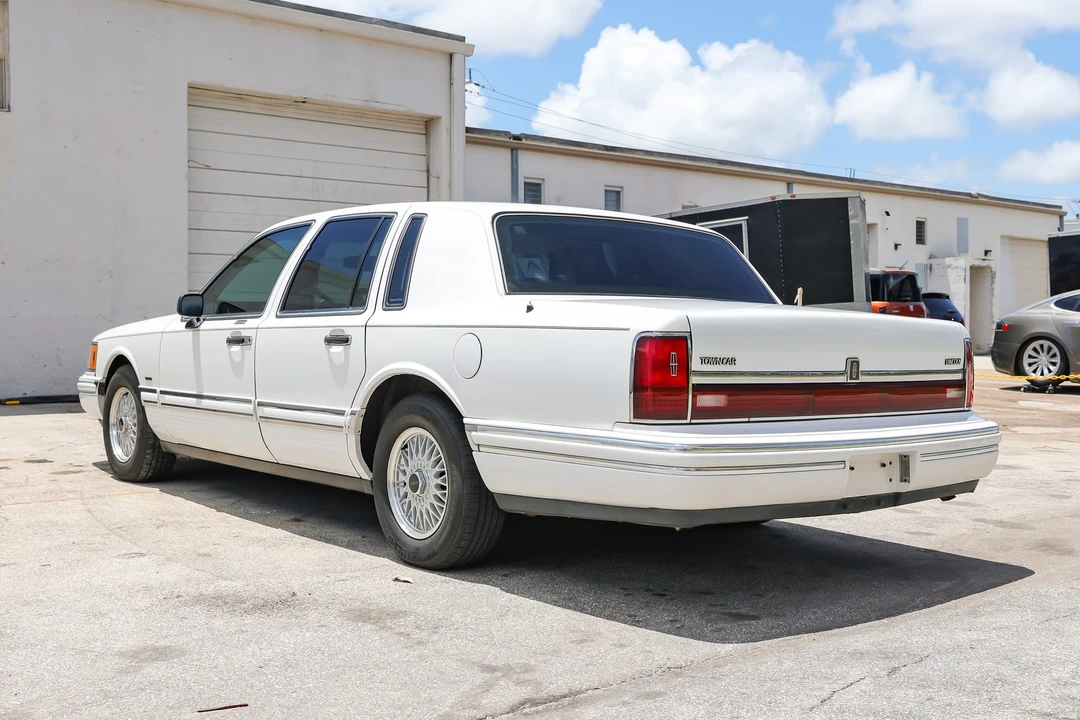 1994 Lincoln Town Car - Image 8 of 31