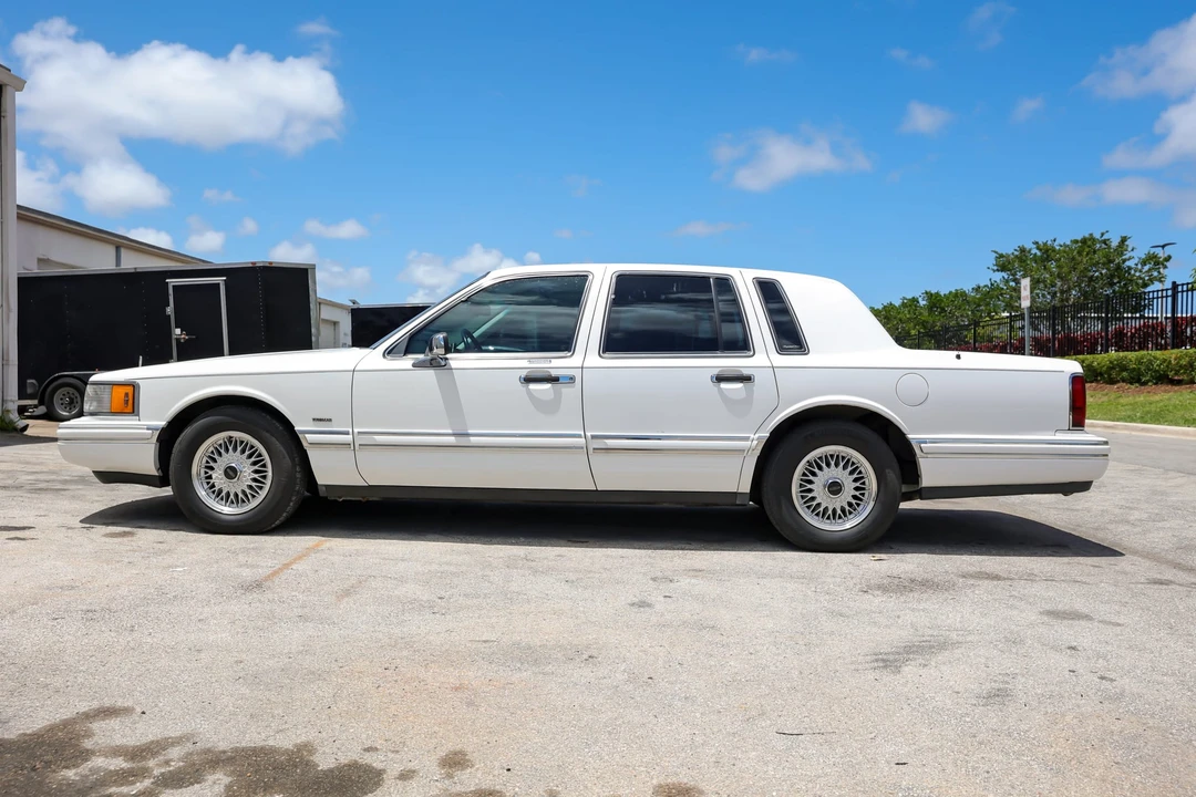 1994 Lincoln Town Car - Image 9 of 31