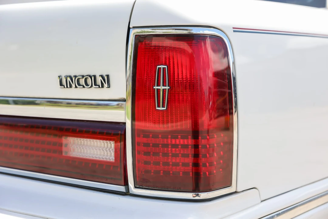 1994 Lincoln Town Car - Image 28 of 31