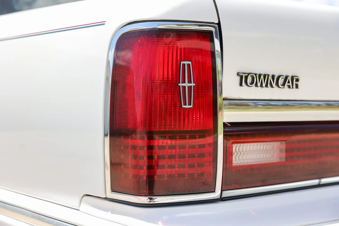 1994 Lincoln Town Car - Image 27 of 31