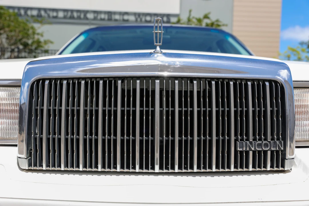 1994 Lincoln Town Car - Image 17 of 31
