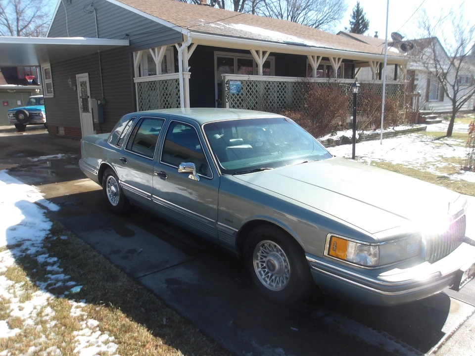 1994 Lincoln Town Car - Image 2 of 11