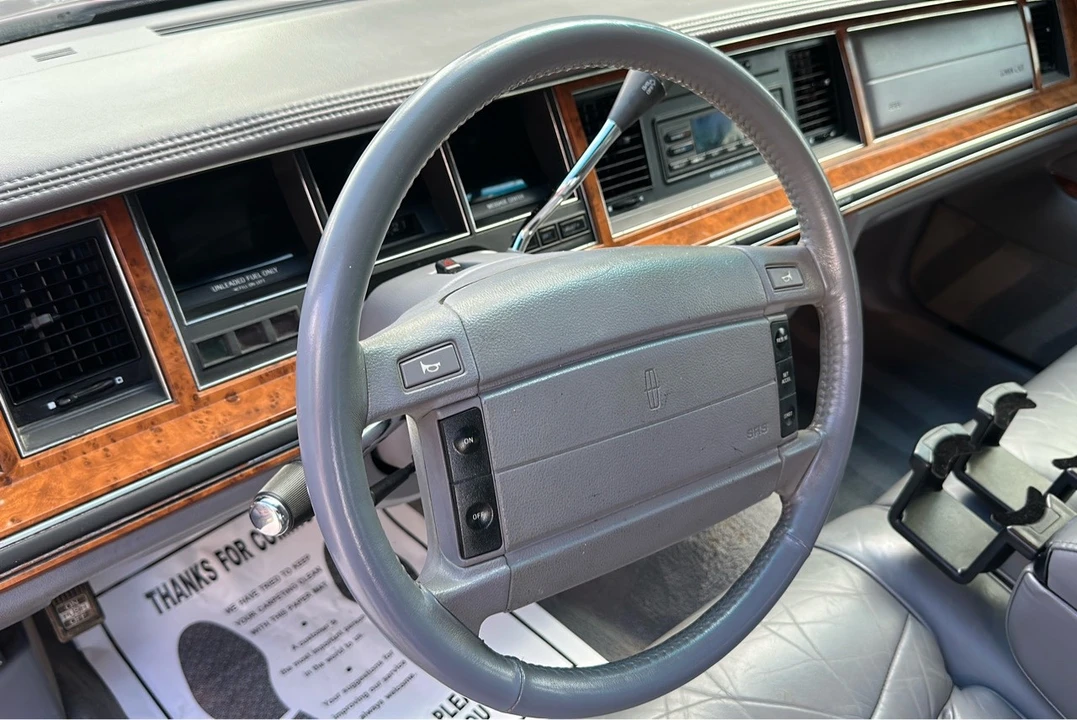 1994 Lincoln Town Car - Image 17 of 21