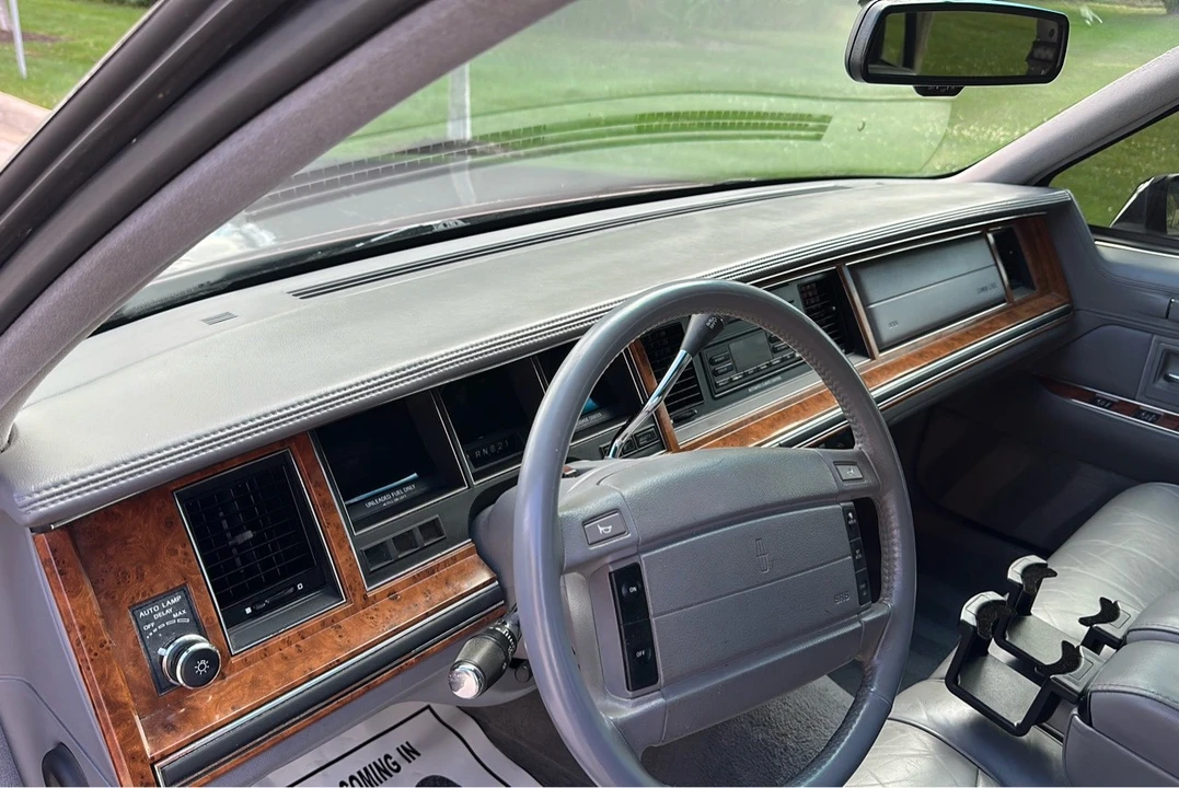 1994 Lincoln Town Car - Image 11 of 21