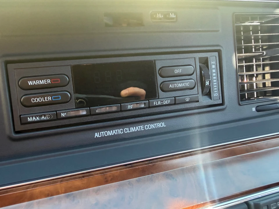 1994 Lincoln Town Car - Image 9 of 25