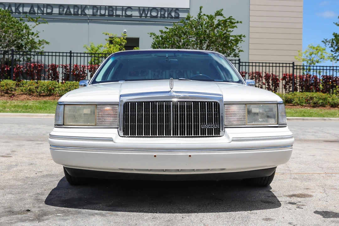 1994 Lincoln Town Car - Image 2 of 31