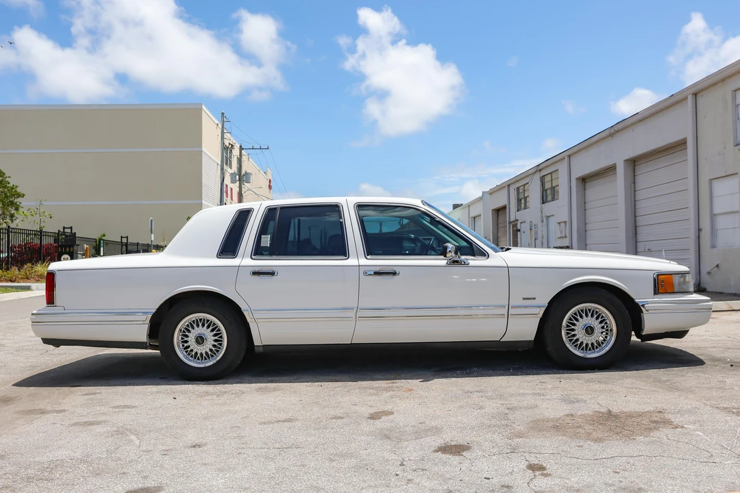 1994 Lincoln Town Car - Image 8 of 31